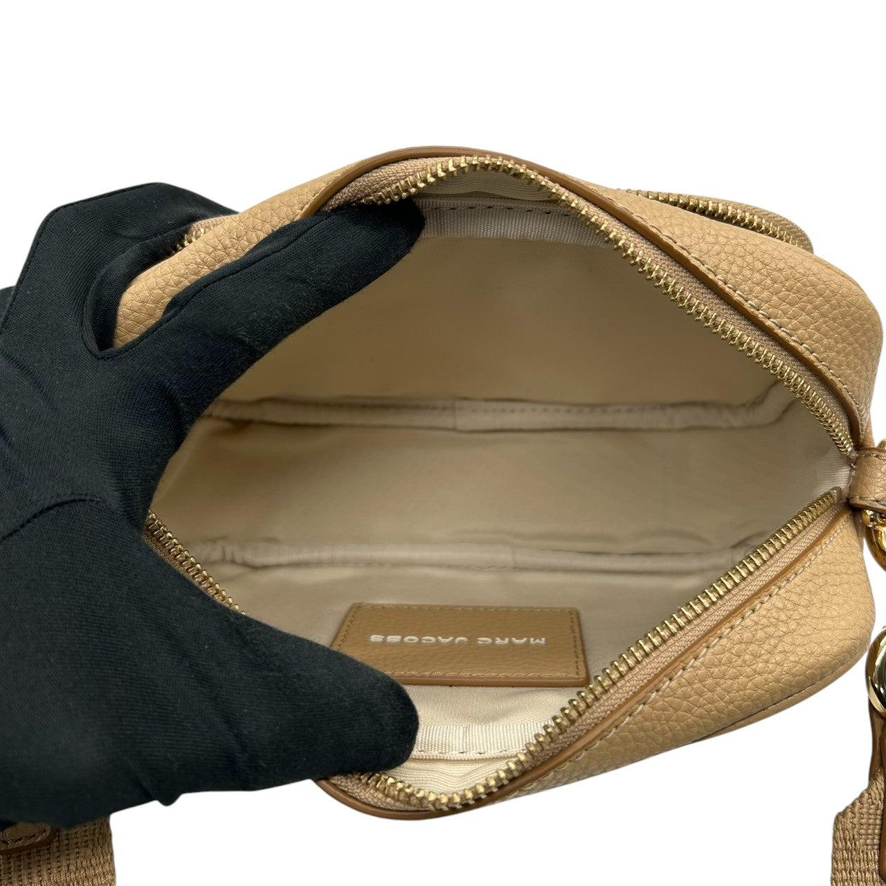 【未使用品／極美品】マークジェイコブス THE CROSSBODY ショルダーバッグ レザー ベージュ レディース MARC JACOBS 斜め掛け カメラバッグ ポシェット コンパクト 新品同様 現行人気モデル H107L01FA21 U5