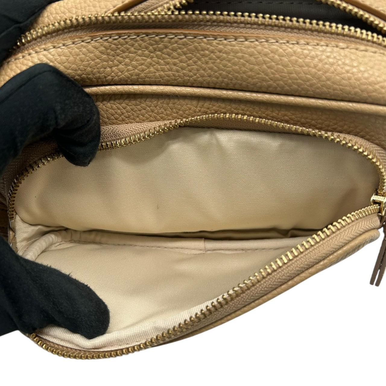 【未使用品／極美品】マークジェイコブス THE CROSSBODY ショルダーバッグ レザー ベージュ レディース MARC JACOBS 斜め掛け カメラバッグ ポシェット コンパクト 新品同様 現行人気モデル H107L01FA21 U5