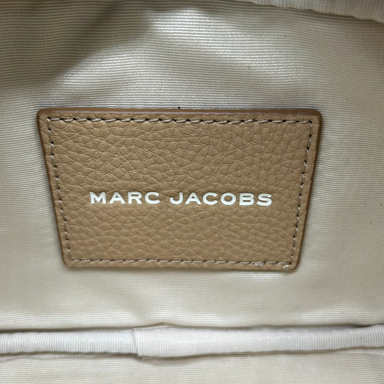 【未使用品／極美品】マークジェイコブス THE CROSSBODY ショルダーバッグ レザー ベージュ レディース MARC JACOBS 斜め掛け カメラバッグ ポシェット コンパクト 新品同様 現行人気モデル H107L01FA21 U5