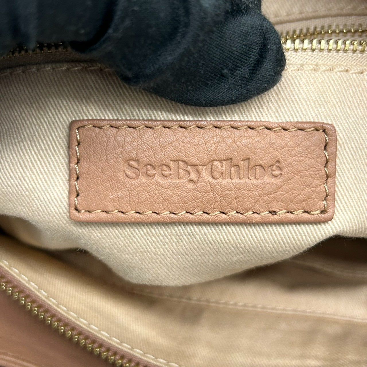 【美品／付属品完備】シーバイクロエ APRIL 2WAY ハンドバッグ ショルダーバッグ レザー バイカラー A4可 レディース 斜め掛け可 SEE BY CHLOE ピンクベージュ 大容量 ロゴプレート 通勤通学 エレガント U7