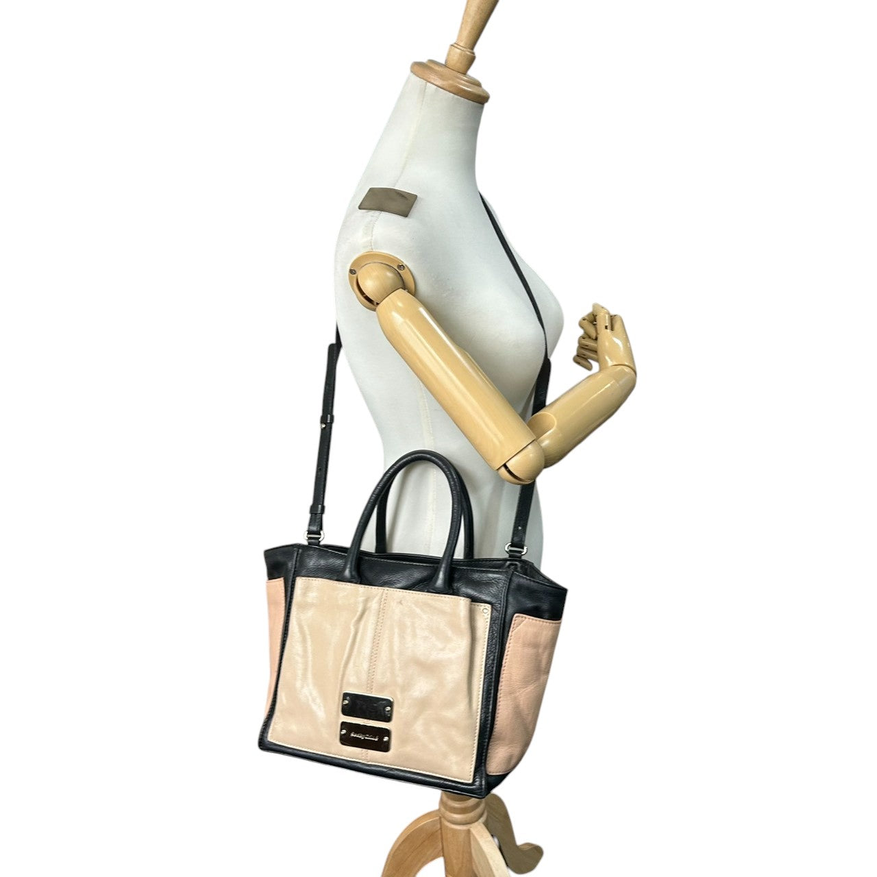 シーバイクロエ APRIL 2WAY ハンドバッグ ショルダーバッグ レザー バイカラー A4可 レディース 斜め掛け可 SEE BY CHLOE ブラック ベージュ 大容量 ロゴプレート 通勤通学 エレガント 自立可 U7