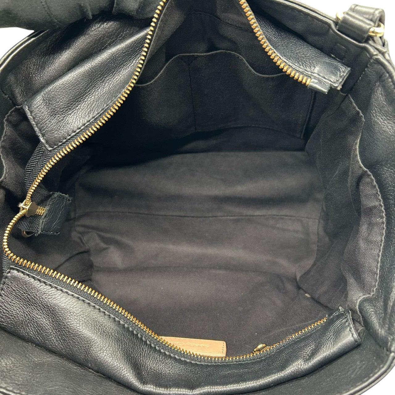 シーバイクロエ APRIL 2WAY ハンドバッグ ショルダーバッグ レザー バイカラー A4可 レディース 斜め掛け可 SEE BY CHLOE ブラック ベージュ 大容量 ロゴプレート 通勤通学 エレガント 自立可 U7