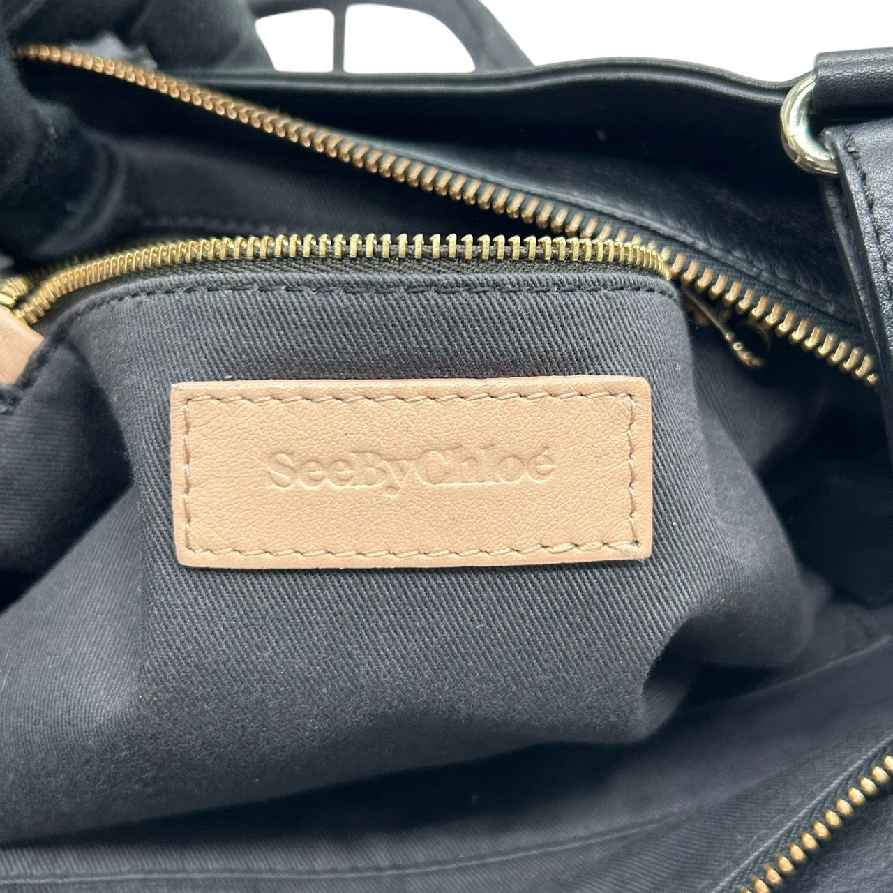 シーバイクロエ APRIL 2WAY ハンドバッグ ショルダーバッグ レザー バイカラー A4可 レディース 斜め掛け可 SEE BY CHLOE ブラック ベージュ 大容量 ロゴプレート 通勤通学 エレガント 自立可 U7