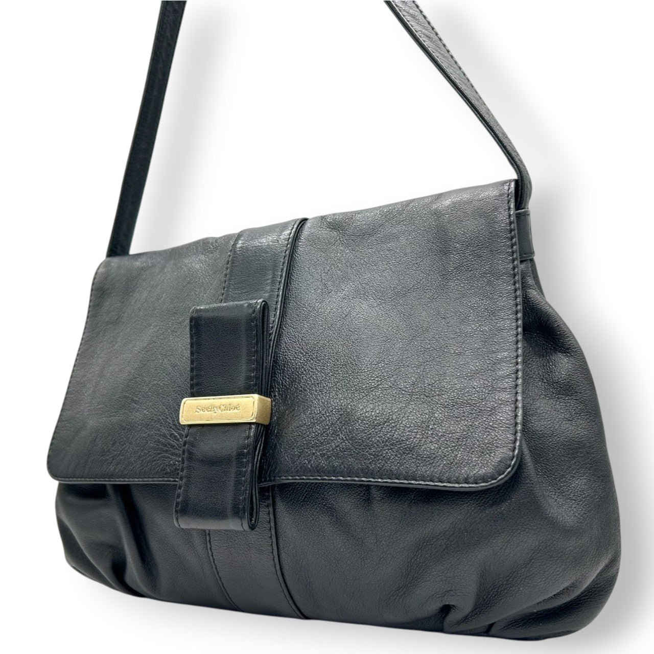 【美品】シーバイクロエ 本革レザー ショルダーバッグ フラップバッグ リボンモチーフ ゴールドロゴプレート ブラック レディース 斜め掛け可 肩掛け クロスボディ エレガント フェミニン 上品 大人可愛い クラシックデザイン U9