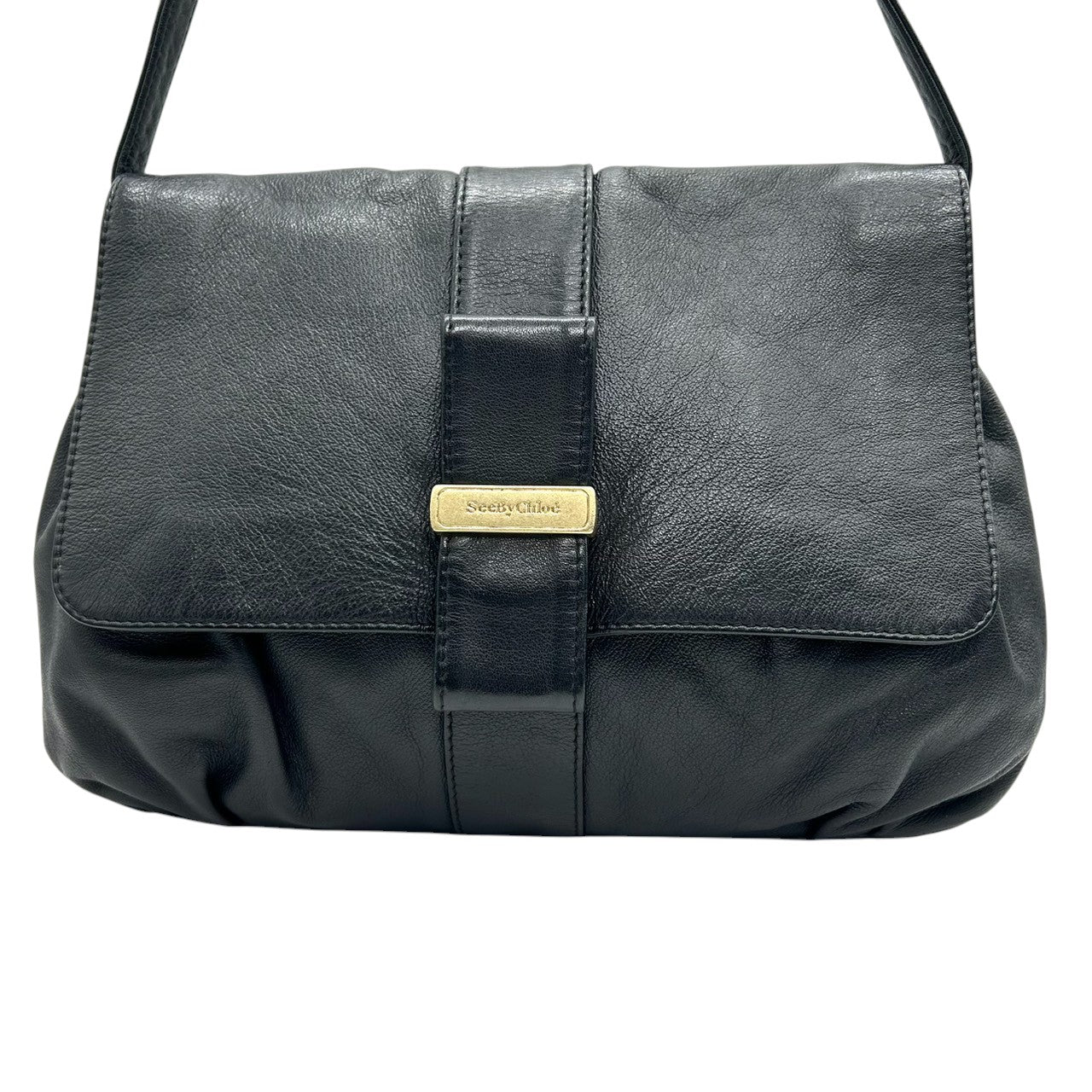 【美品】シーバイクロエ 本革レザー ショルダーバッグ フラップバッグ リボンモチーフ ゴールドロゴプレート ブラック レディース 斜め掛け可 肩掛け クロスボディ エレガント フェミニン 上品 大人可愛い クラシックデザイン U9