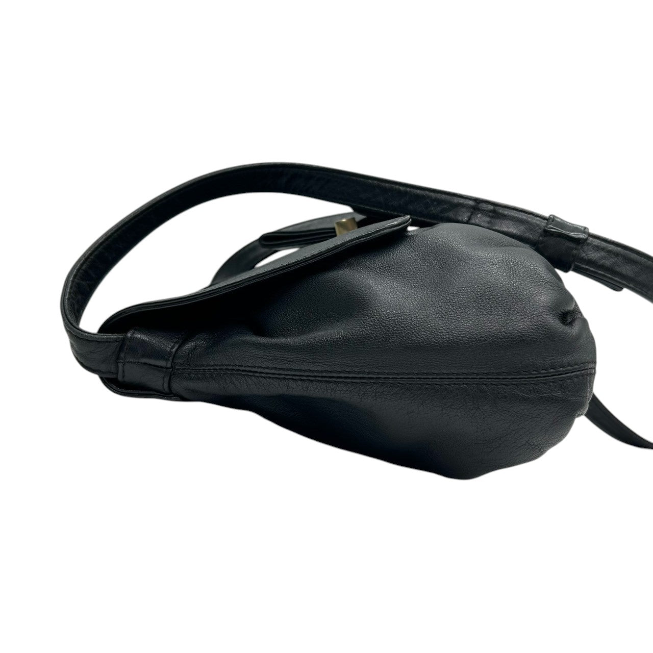 【美品】シーバイクロエ 本革レザー ショルダーバッグ フラップバッグ リボンモチーフ ゴールドロゴプレート ブラック レディース 斜め掛け可 肩掛け クロスボディ エレガント フェミニン 上品 大人可愛い クラシックデザイン U9