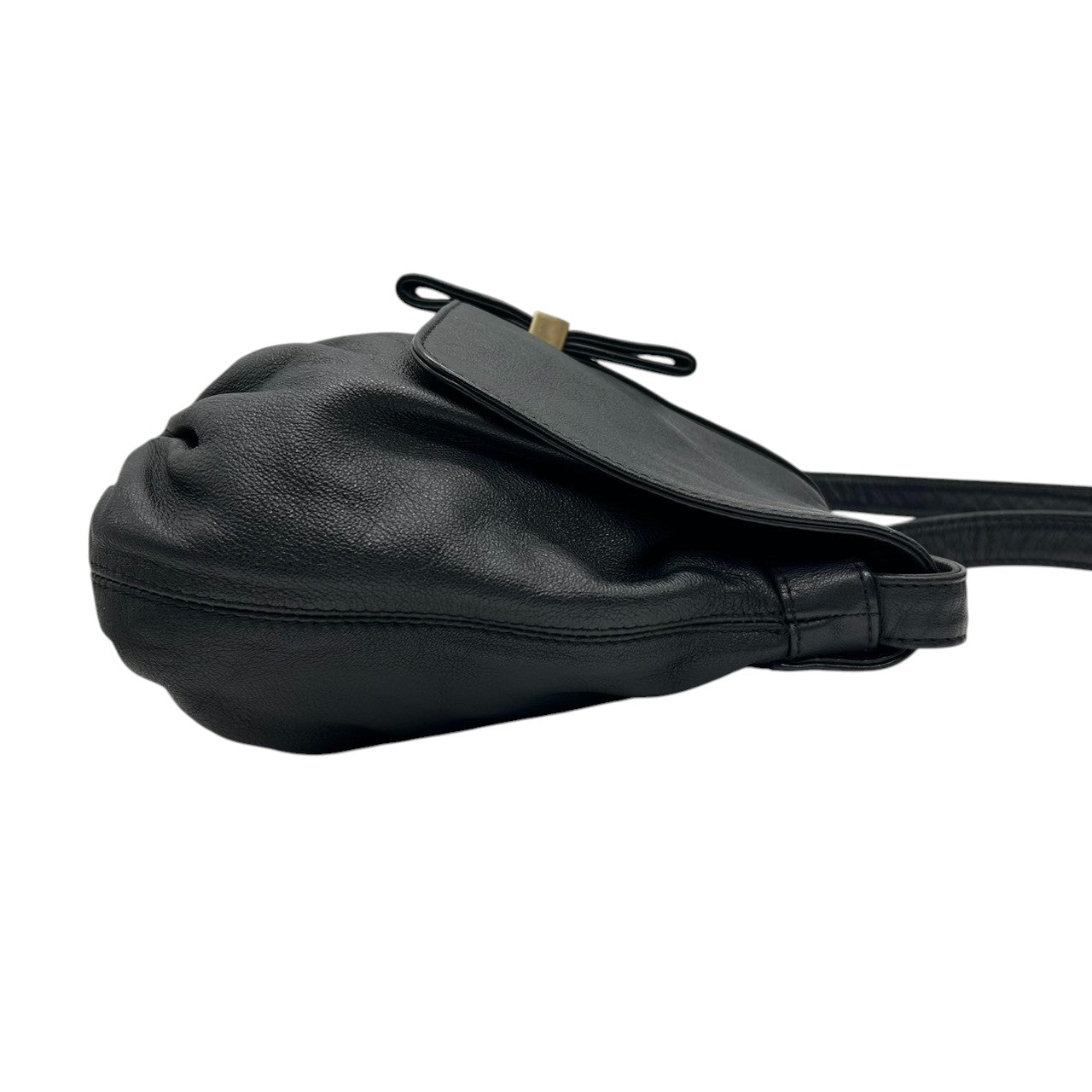 【美品】シーバイクロエ 本革レザー ショルダーバッグ フラップバッグ リボンモチーフ ゴールドロゴプレート ブラック レディース 斜め掛け可 肩掛け クロスボディ エレガント フェミニン 上品 大人可愛い クラシックデザイン U9