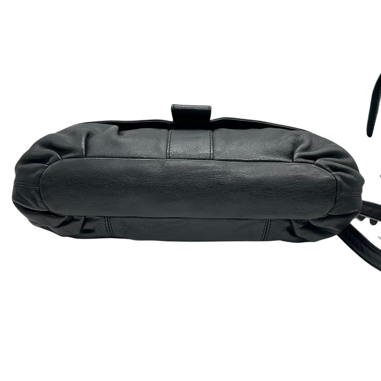 【美品】シーバイクロエ 本革レザー ショルダーバッグ フラップバッグ リボンモチーフ ゴールドロゴプレート ブラック レディース 斜め掛け可 肩掛け クロスボディ エレガント フェミニン 上品 大人可愛い クラシックデザイン U9