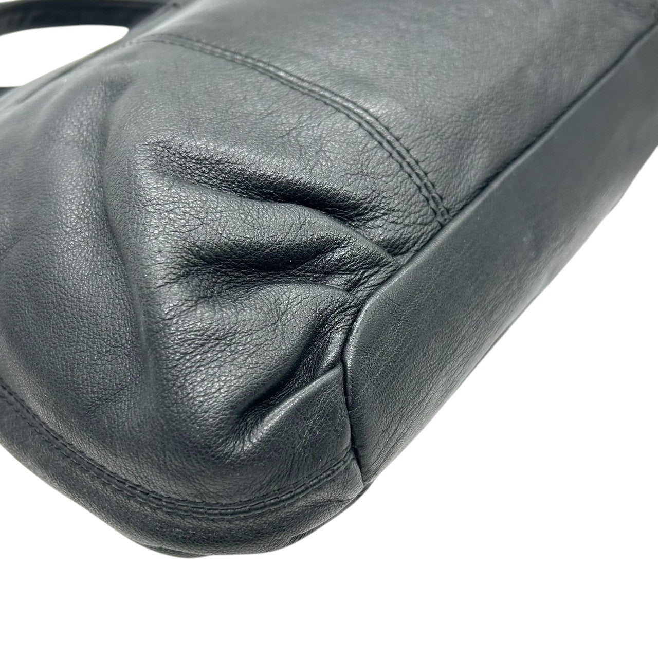 【美品】シーバイクロエ 本革レザー ショルダーバッグ フラップバッグ リボンモチーフ ゴールドロゴプレート ブラック レディース 斜め掛け可 肩掛け クロスボディ エレガント フェミニン 上品 大人可愛い クラシックデザイン U9