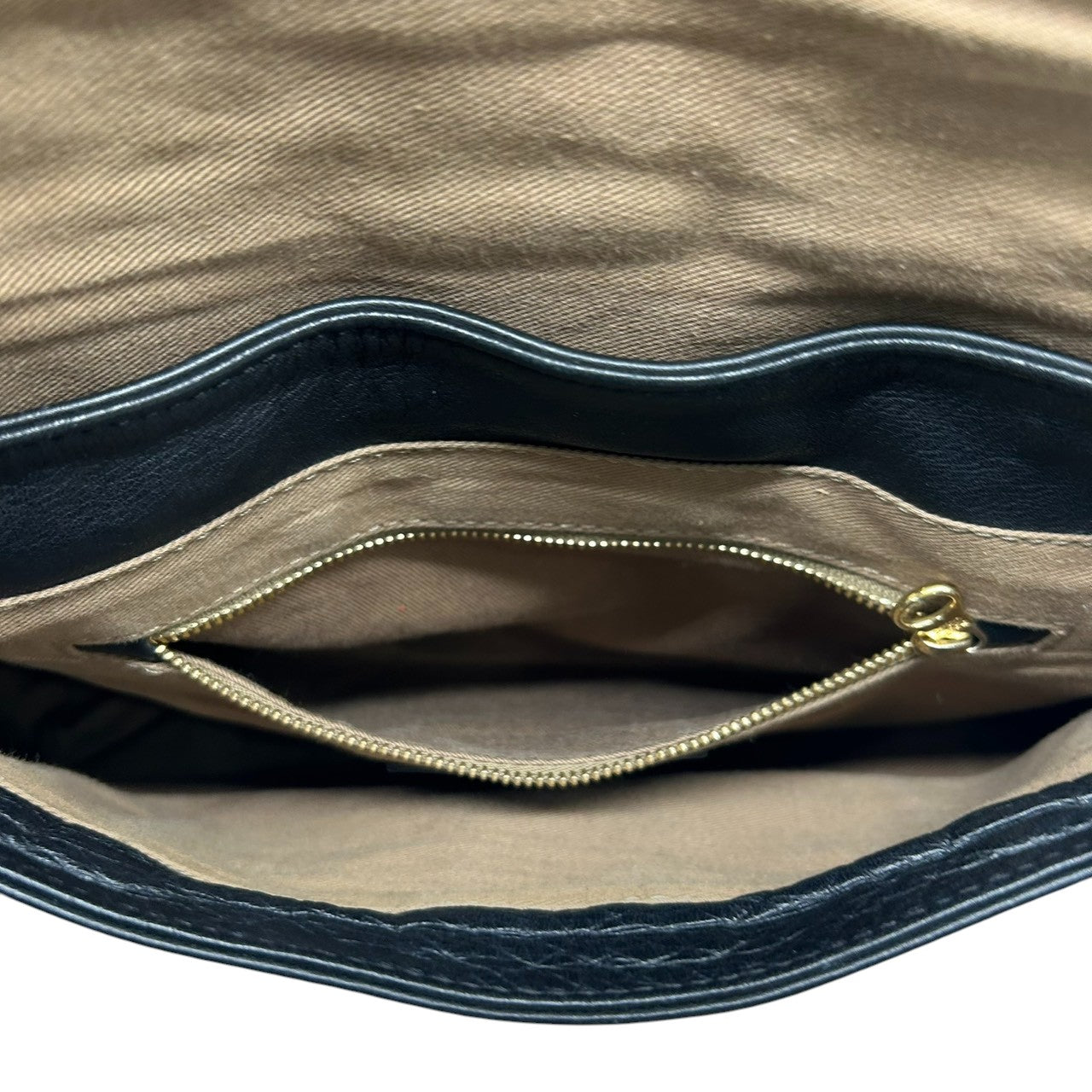 【美品】シーバイクロエ 本革レザー ショルダーバッグ フラップバッグ リボンモチーフ ゴールドロゴプレート ブラック レディース 斜め掛け可 肩掛け クロスボディ エレガント フェミニン 上品 大人可愛い クラシックデザイン U9