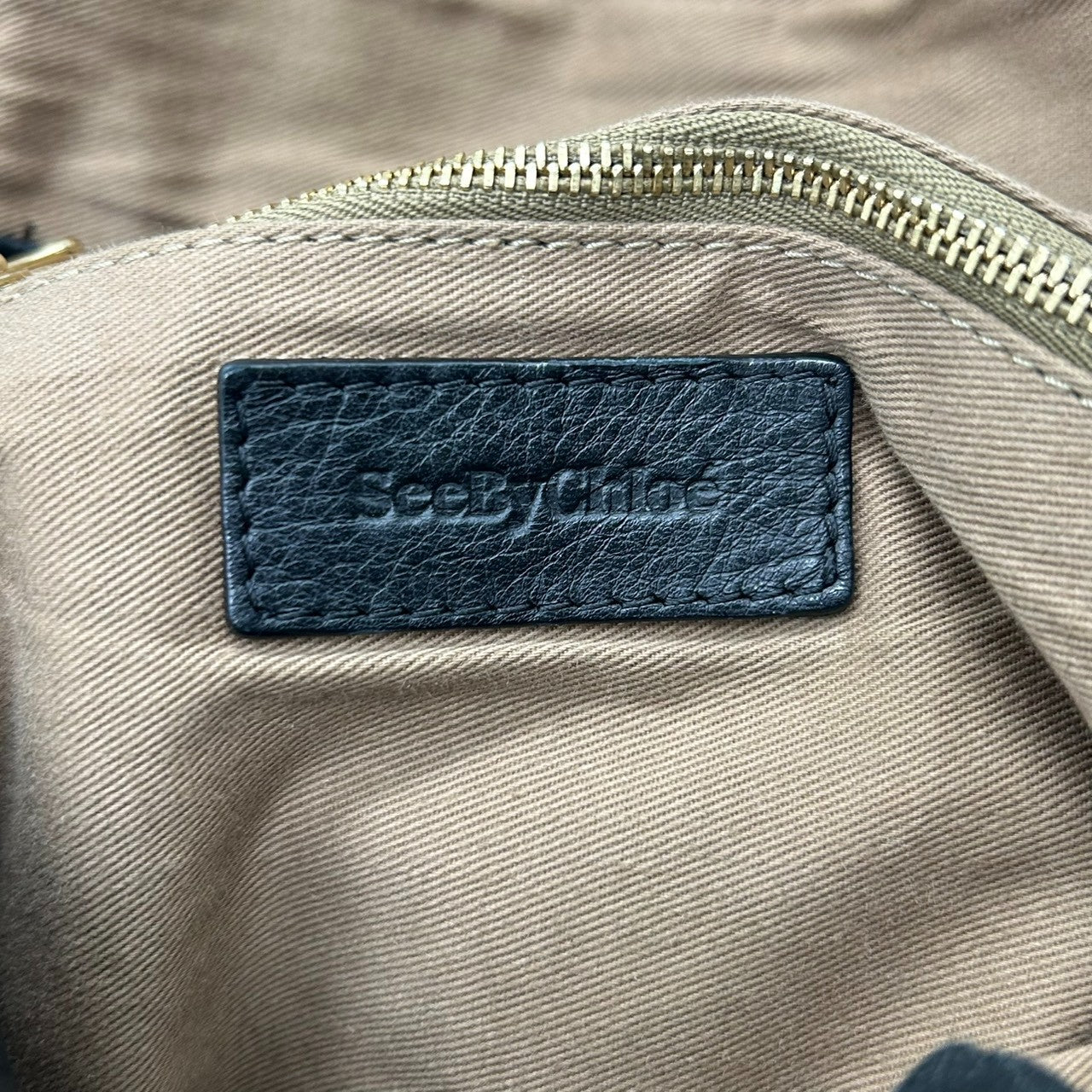 【美品】シーバイクロエ 本革レザー ショルダーバッグ フラップバッグ リボンモチーフ ゴールドロゴプレート ブラック レディース 斜め掛け可 肩掛け クロスボディ エレガント フェミニン 上品 大人可愛い クラシックデザイン U9