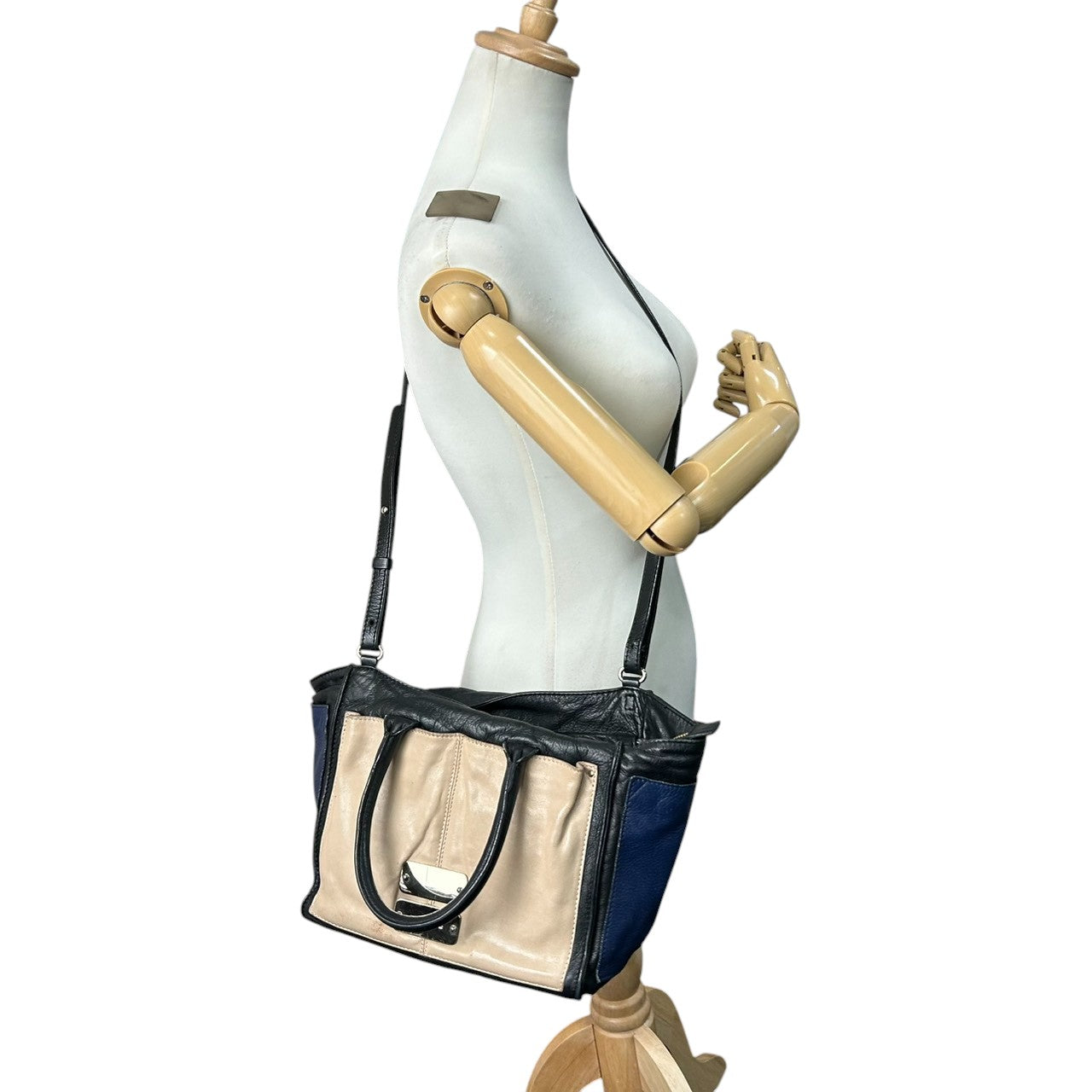 シーバイクロエ APRIL 2WAY ハンドバッグ ショルダーバッグ レザー トリコロール A4可 レディース 斜め掛け可 SEE BY CHLOE ブラック ベージュ ブルー 大容量 ロゴプレート 通勤通学 エレガント 自立可 U9