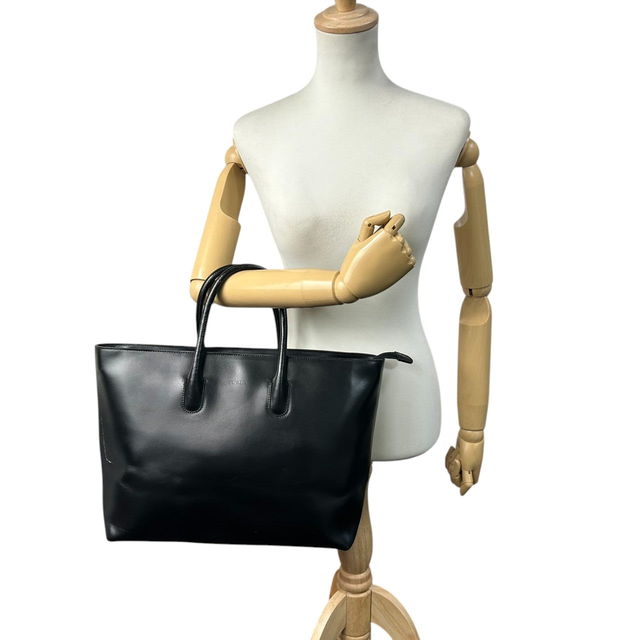 フルラ FURLA レザー トートバッグ ハンドバッグ ビジネスバッグ A4ファイル PC収納可 肩掛け可 通勤通学 書類鞄 大容量 自立可 ブラック 黒 レディース シンプル エレガント フォーマル イタリア製 上品なデザイン s29