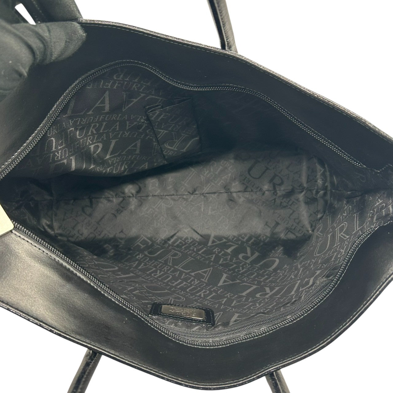 フルラ FURLA レザー トートバッグ ハンドバッグ ビジネスバッグ A4ファイル PC収納可 肩掛け可 通勤通学 書類鞄 大容量 自立可 ブラック 黒 レディース シンプル エレガント フォーマル イタリア製 上品なデザイン s29