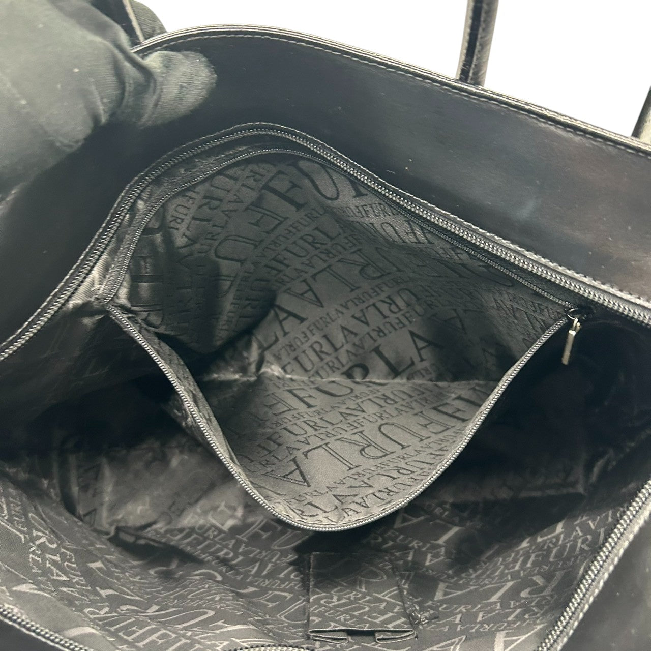 フルラ FURLA レザー トートバッグ ハンドバッグ ビジネスバッグ A4ファイル PC収納可 肩掛け可 通勤通学 書類鞄 大容量 自立可 ブラック 黒 レディース シンプル エレガント フォーマル イタリア製 上品なデザイン s29