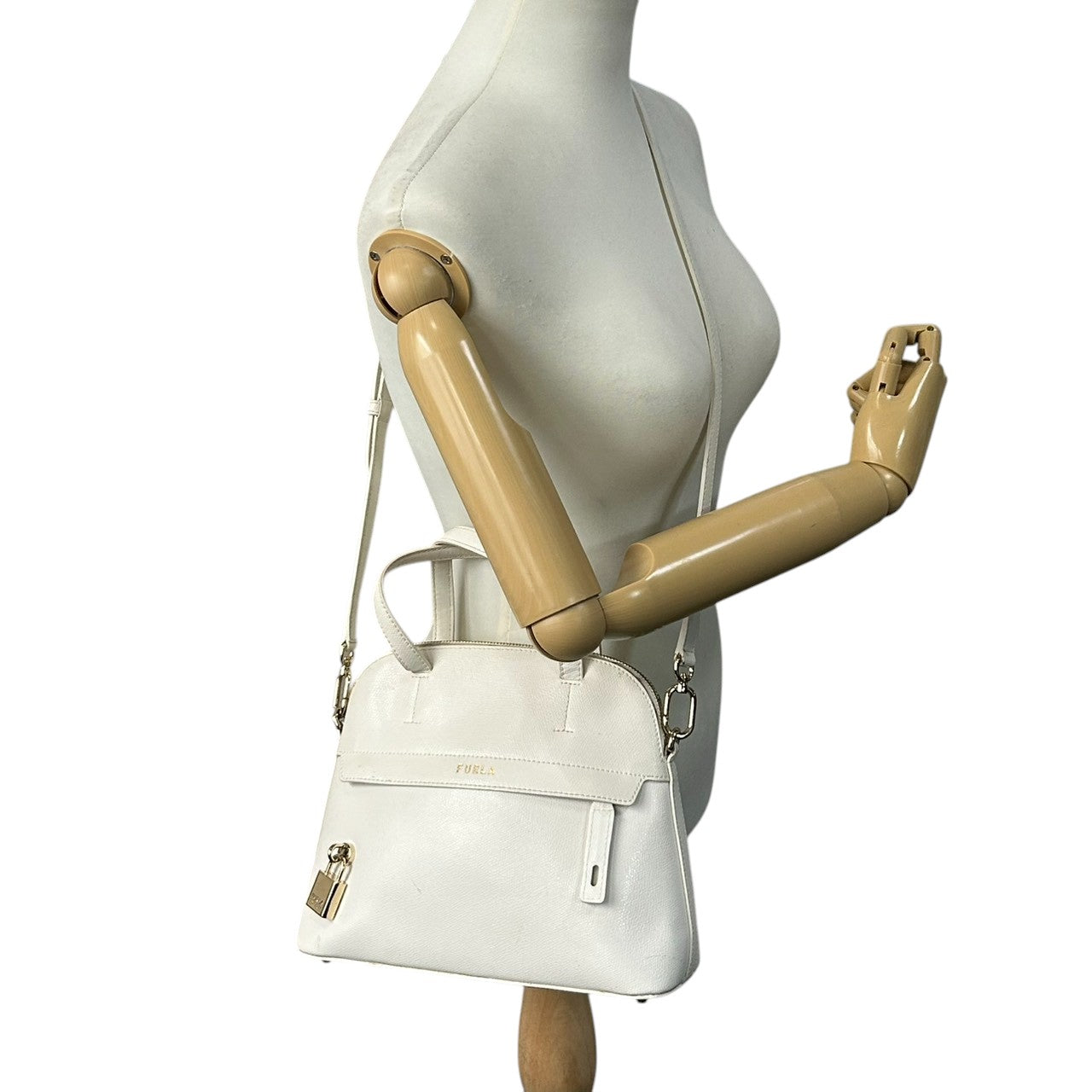 フルラ パイパー 2WAY ハンドバッグ ショルダーバッグ レザー ホワイト 白 レディース FURLA PIPER 斜め掛け可 クロスボディ ドーム型 カデナ 南京錠付き エレガント 定番人気モデル 自立可 s43