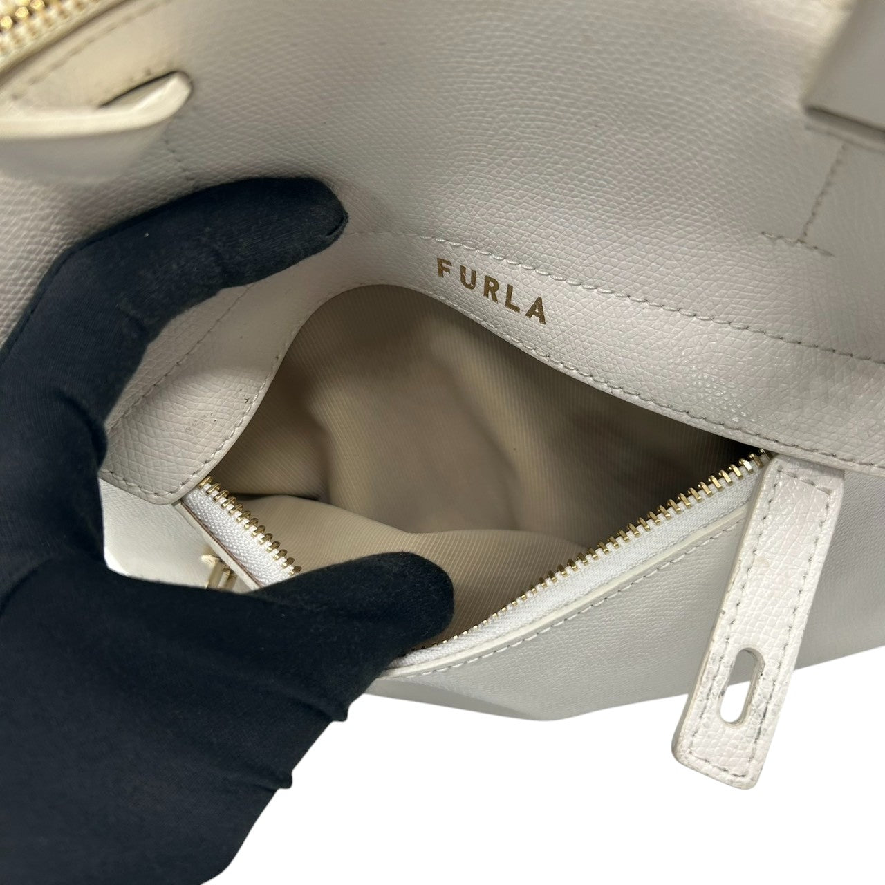 フルラ パイパー 2WAY ハンドバッグ ショルダーバッグ レザー ホワイト 白 レディース FURLA PIPER 斜め掛け可 クロスボディ ドーム型 カデナ 南京錠付き エレガント 定番人気モデル 自立可 s43
