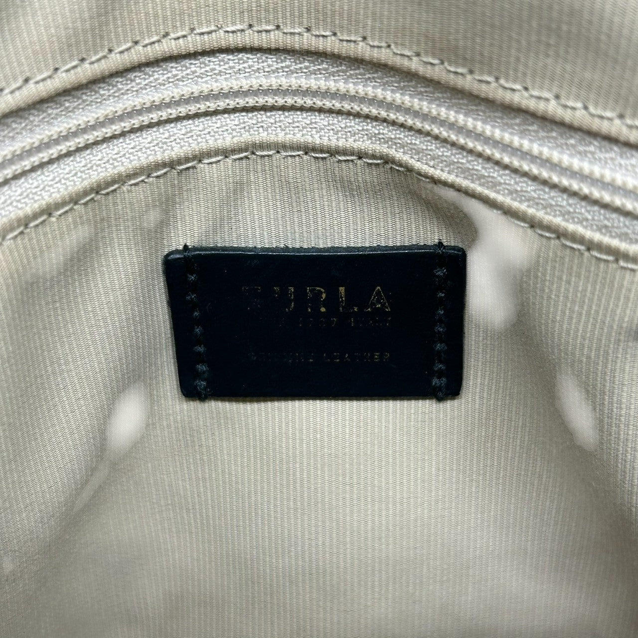 フルラ パイパー 2WAY ハンドバッグ ショルダーバッグ レザー ホワイト 白 レディース FURLA PIPER 斜め掛け可 クロスボディ ドーム型 カデナ 南京錠付き エレガント 定番人気モデル 自立可 s43