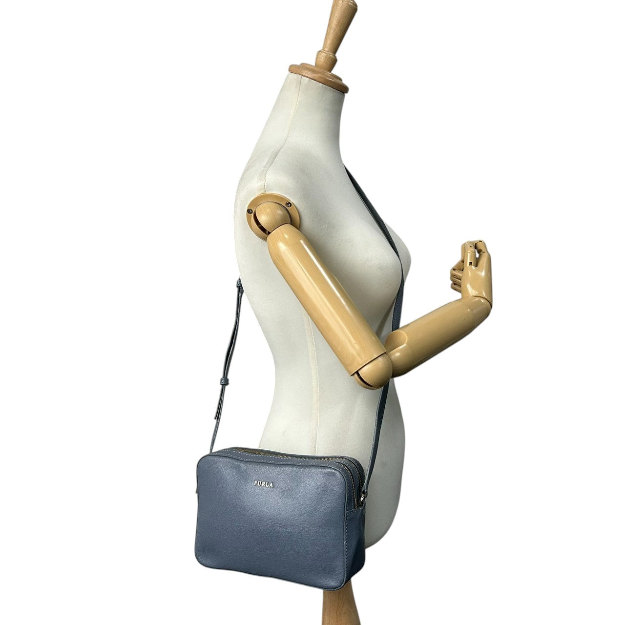 【美品】フルラ リリー LILLI ショルダーバッグ カメラバッグ レザー ブルー レディース FURLA 斜め掛け可 クロスボディ ポシェット ミニバッグ コンパクト 定番人気モデル ゴールド金具 くすみブルー s43