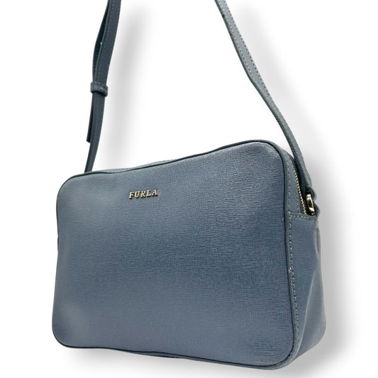 【美品】フルラ リリー LILLI ショルダーバッグ カメラバッグ レザー ブルー レディース FURLA 斜め掛け可 クロスボディ ポシェット ミニバッグ コンパクト 定番人気モデル ゴールド金具 くすみブルー s43