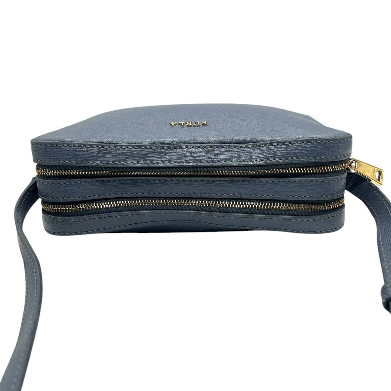 【美品】フルラ リリー LILLI ショルダーバッグ カメラバッグ レザー ブルー レディース FURLA 斜め掛け可 クロスボディ ポシェット ミニバッグ コンパクト 定番人気モデル ゴールド金具 くすみブルー s43