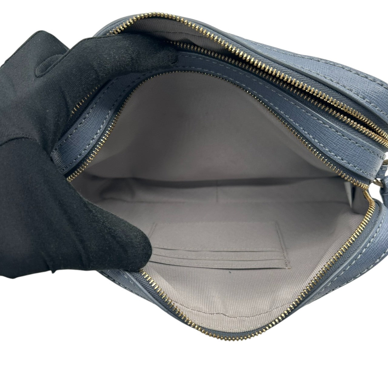 【美品】フルラ リリー LILLI ショルダーバッグ カメラバッグ レザー ブルー レディース FURLA 斜め掛け可 クロスボディ ポシェット ミニバッグ コンパクト 定番人気モデル ゴールド金具 くすみブルー s43