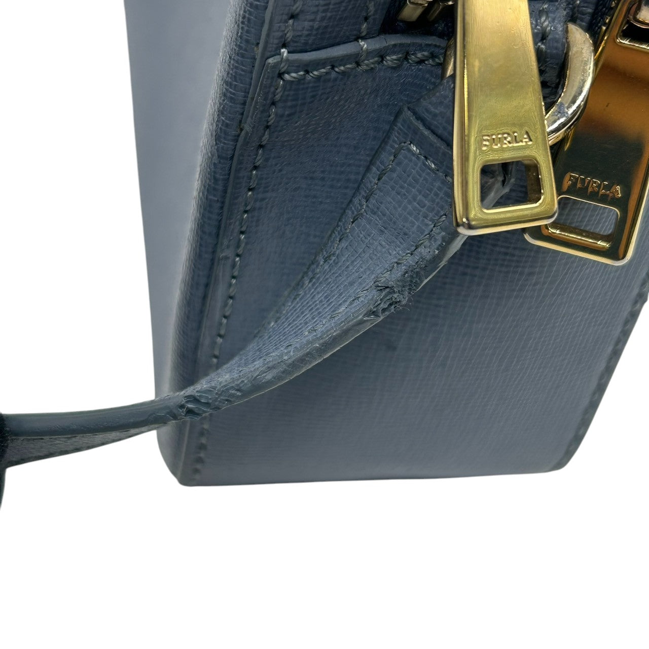 【美品】フルラ リリー LILLI ショルダーバッグ カメラバッグ レザー ブルー レディース FURLA 斜め掛け可 クロスボディ ポシェット ミニバッグ コンパクト 定番人気モデル ゴールド金具 くすみブルー s43
