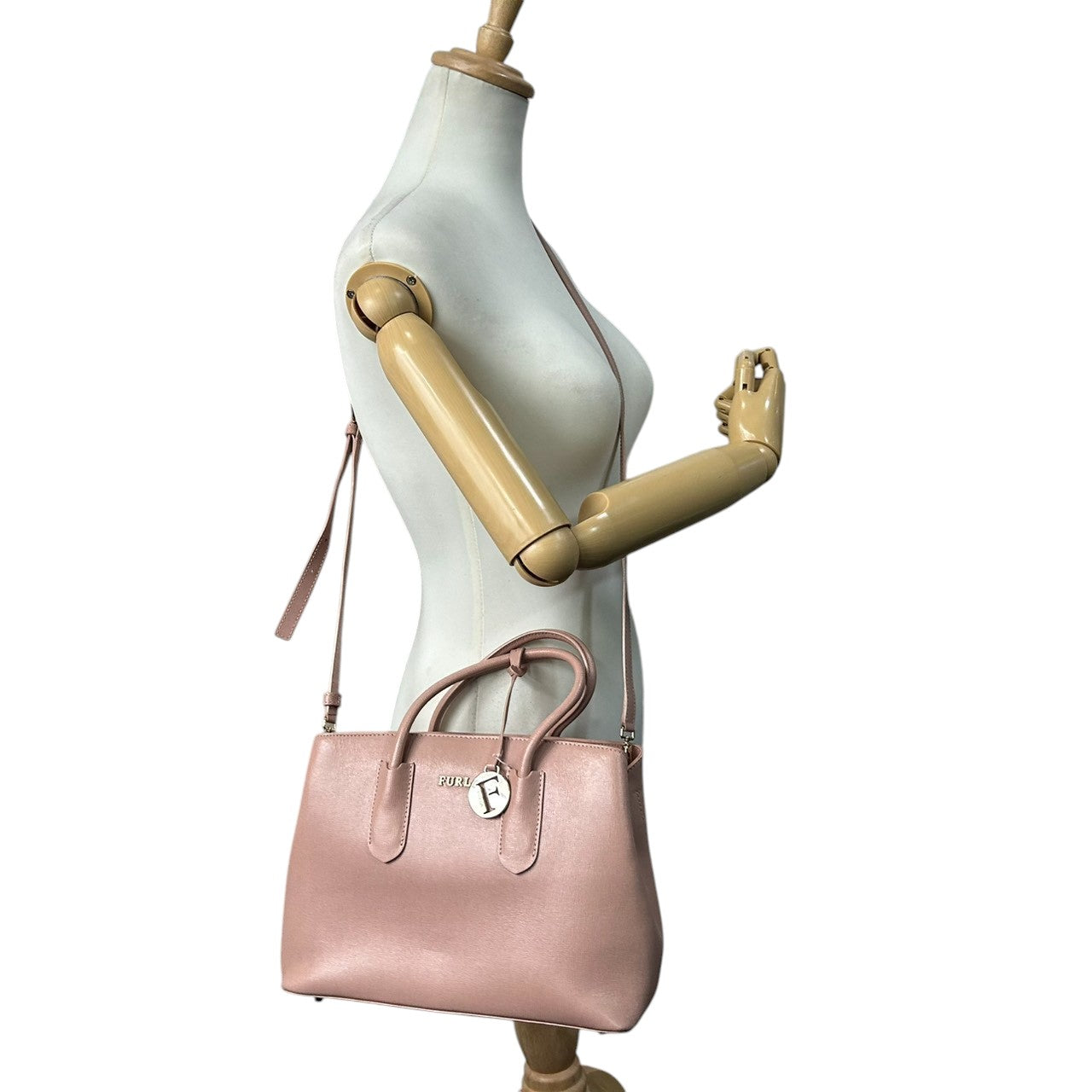 【美品】フルラ テッサ 2WAY ハンドバッグ ショルダーバッグ A4可 レザー ピンクベージュ レディース FURLA TESSA 斜め掛け可 通勤通学 ビジネス 自立可 Fチャーム付き エレガント フェミニン 人気モデル s43