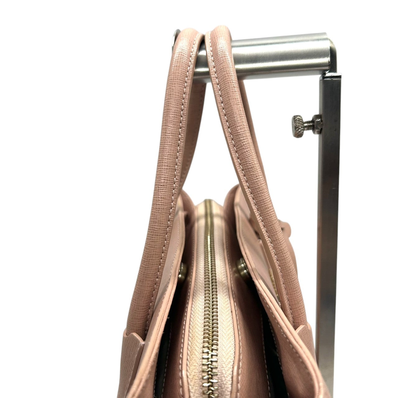 【美品】フルラ テッサ 2WAY ハンドバッグ ショルダーバッグ A4可 レザー ピンクベージュ レディース FURLA TESSA 斜め掛け可 通勤通学 ビジネス 自立可 Fチャーム付き エレガント フェミニン 人気モデル s43