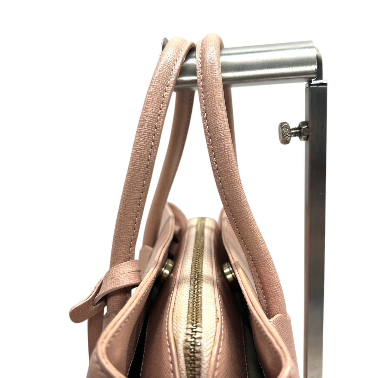 【美品】フルラ テッサ 2WAY ハンドバッグ ショルダーバッグ A4可 レザー ピンクベージュ レディース FURLA TESSA 斜め掛け可 通勤通学 ビジネス 自立可 Fチャーム付き エレガント フェミニン 人気モデル s43