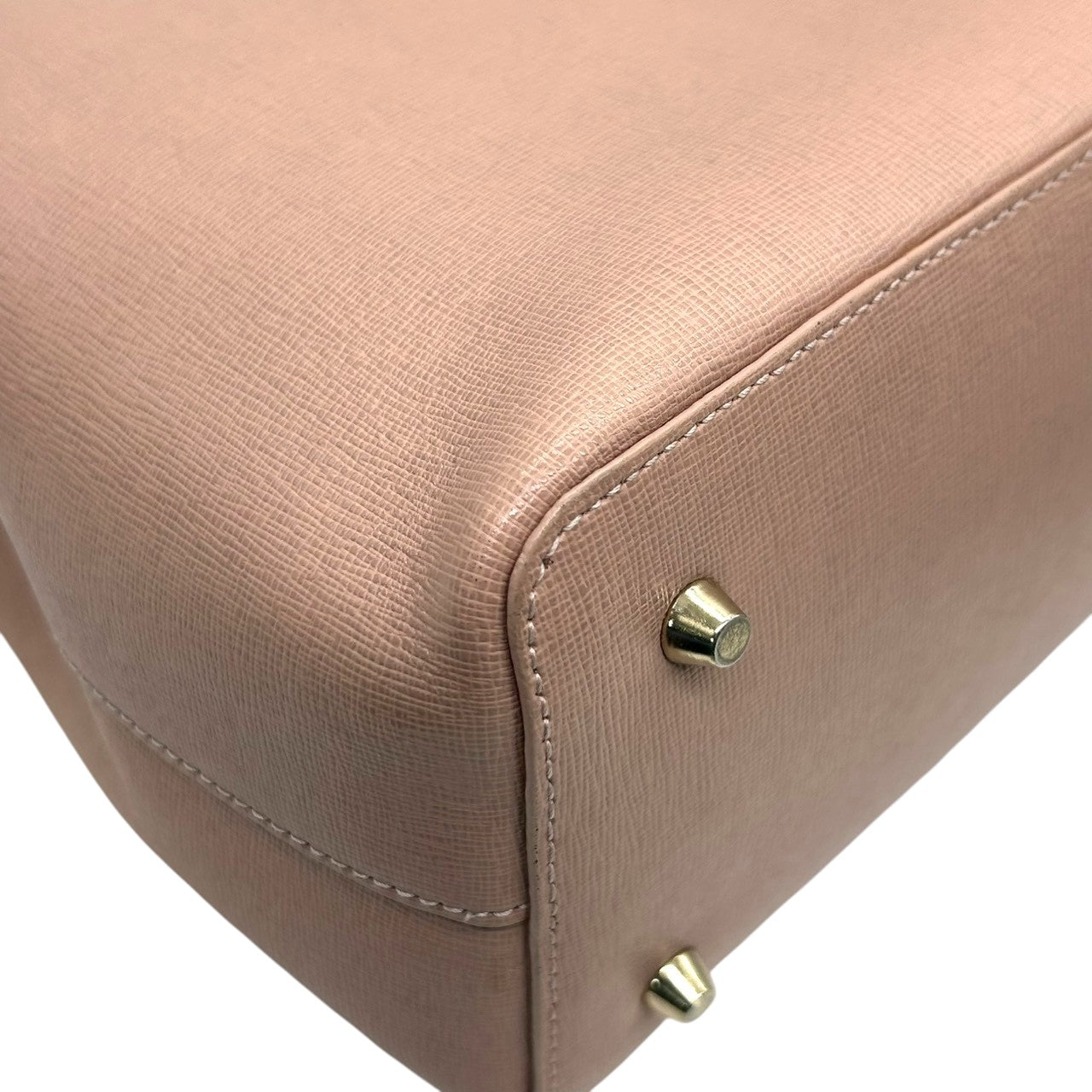 【美品】フルラ テッサ 2WAY ハンドバッグ ショルダーバッグ A4可 レザー ピンクベージュ レディース FURLA TESSA 斜め掛け可 通勤通学 ビジネス 自立可 Fチャーム付き エレガント フェミニン 人気モデル s43