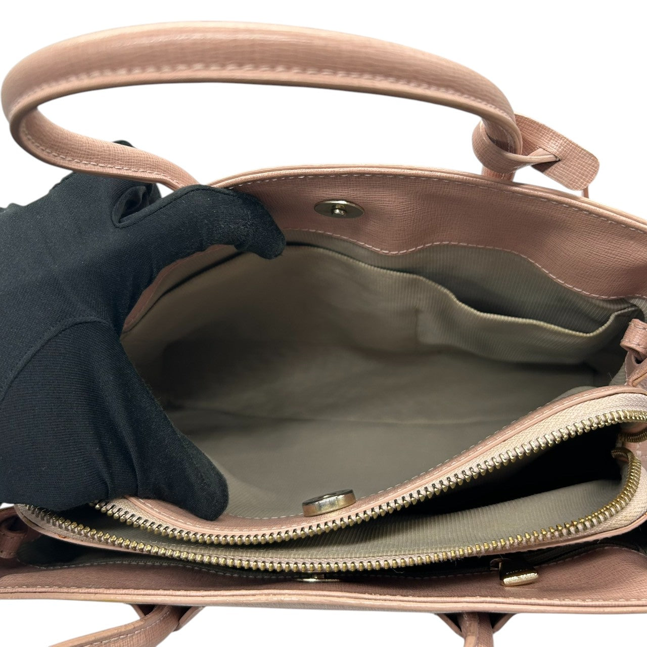 【美品】フルラ テッサ 2WAY ハンドバッグ ショルダーバッグ A4可 レザー ピンクベージュ レディース FURLA TESSA 斜め掛け可 通勤通学 ビジネス 自立可 Fチャーム付き エレガント フェミニン 人気モデル s43