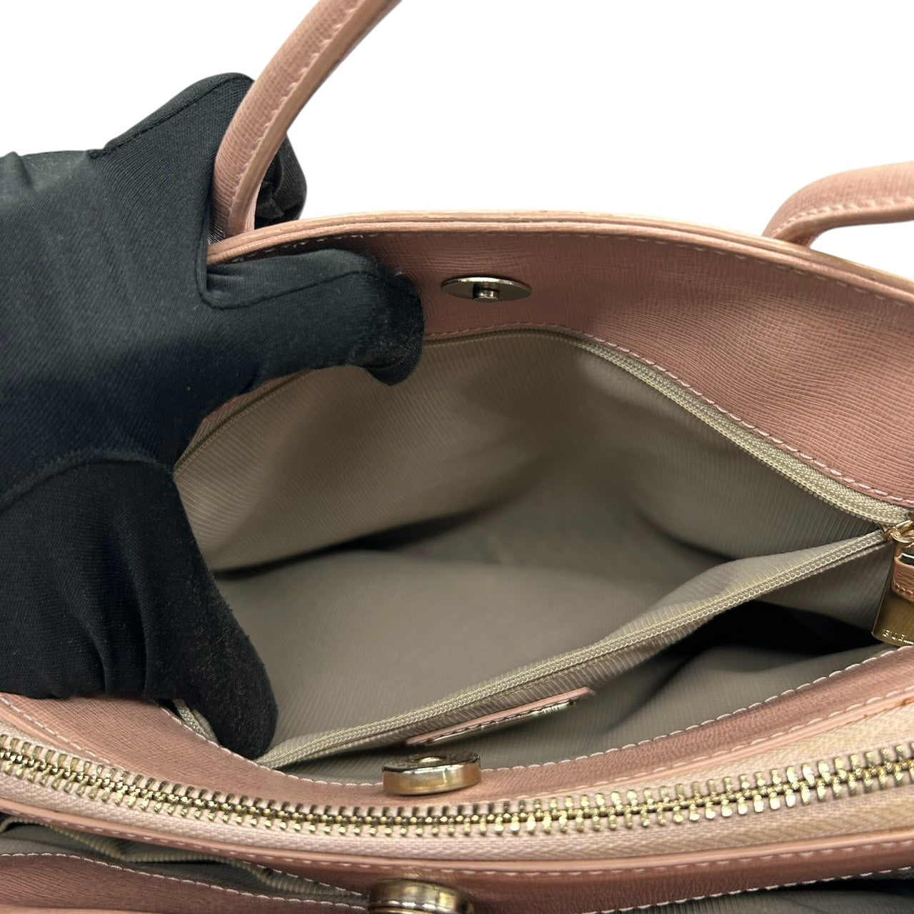 【美品】フルラ テッサ 2WAY ハンドバッグ ショルダーバッグ A4可 レザー ピンクベージュ レディース FURLA TESSA 斜め掛け可 通勤通学 ビジネス 自立可 Fチャーム付き エレガント フェミニン 人気モデル s43