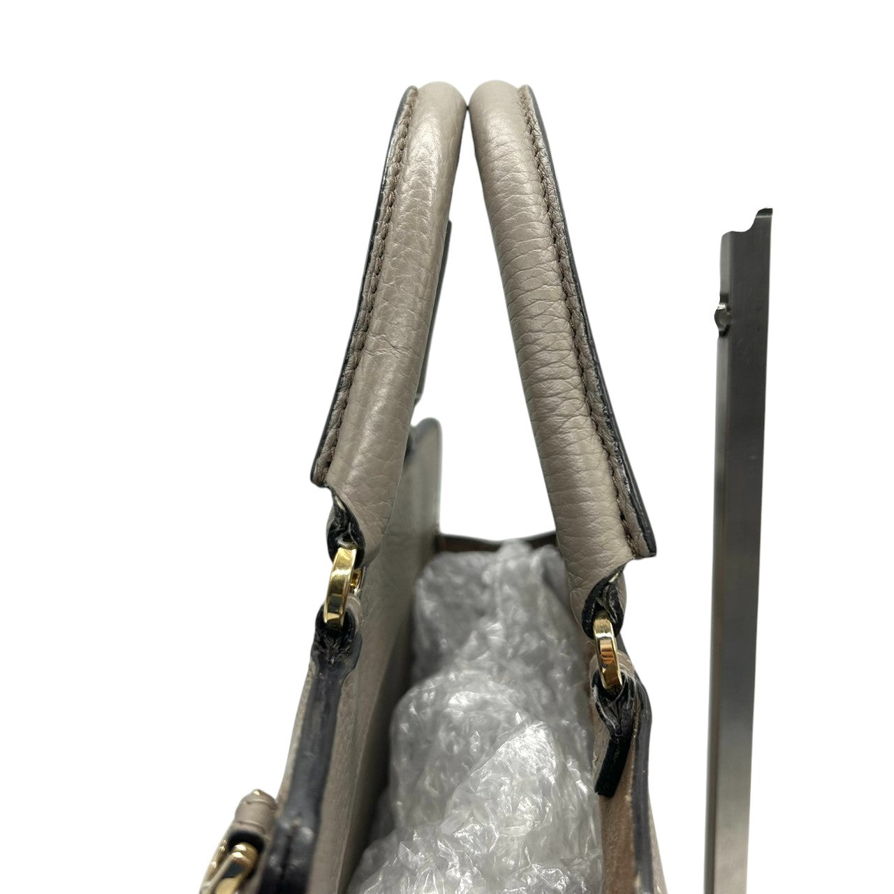 【美品】フルラ ネット 2WAY ハンドバッグ ショルダーバッグ レザー グレージュ レディース FURLA NET トップハンドル 斜め掛け可 自立可 通勤 フォーマル エレガント イタリア製 コンパクト 人気モデル s82