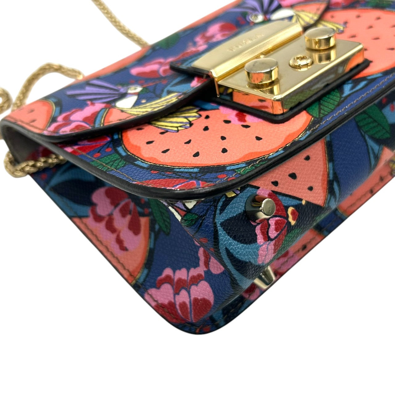 【美品】フルラ メトロポリス チェーンショルダーバッグ PVC 総柄 スイカ 鳥 マルチカラー レディース FURLA METROPOLIS 斜め掛け可 ポシェット ミニバッグ 限定 希少デザイン ゴールド金具 s30