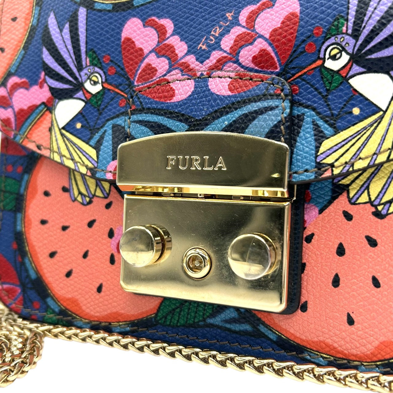 【美品】フルラ メトロポリス チェーンショルダーバッグ PVC 総柄 スイカ 鳥 マルチカラー レディース FURLA METROPOLIS 斜め掛け可 ポシェット ミニバッグ 限定 希少デザイン ゴールド金具 s30
