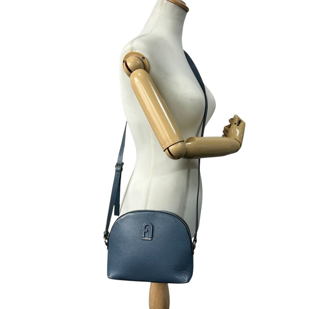 フルラ アヴリル ショルダーバッグ カメラバッグ レザー ブルー レディース FURLA AVRIL 斜め掛け可 クロスボディ ポシェット ミニバッグ コンパクト Fロゴ アーチロゴ ドーム型 人気モデル くすみブルー s30