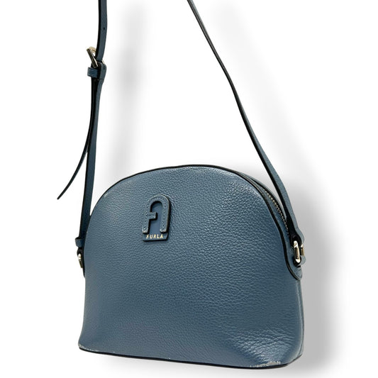 フルラ アヴリル ショルダーバッグ カメラバッグ レザー ブルー レディース FURLA AVRIL 斜め掛け可 クロスボディ ポシェット ミニバッグ コンパクト Fロゴ アーチロゴ ドーム型 人気モデル くすみブルー s30