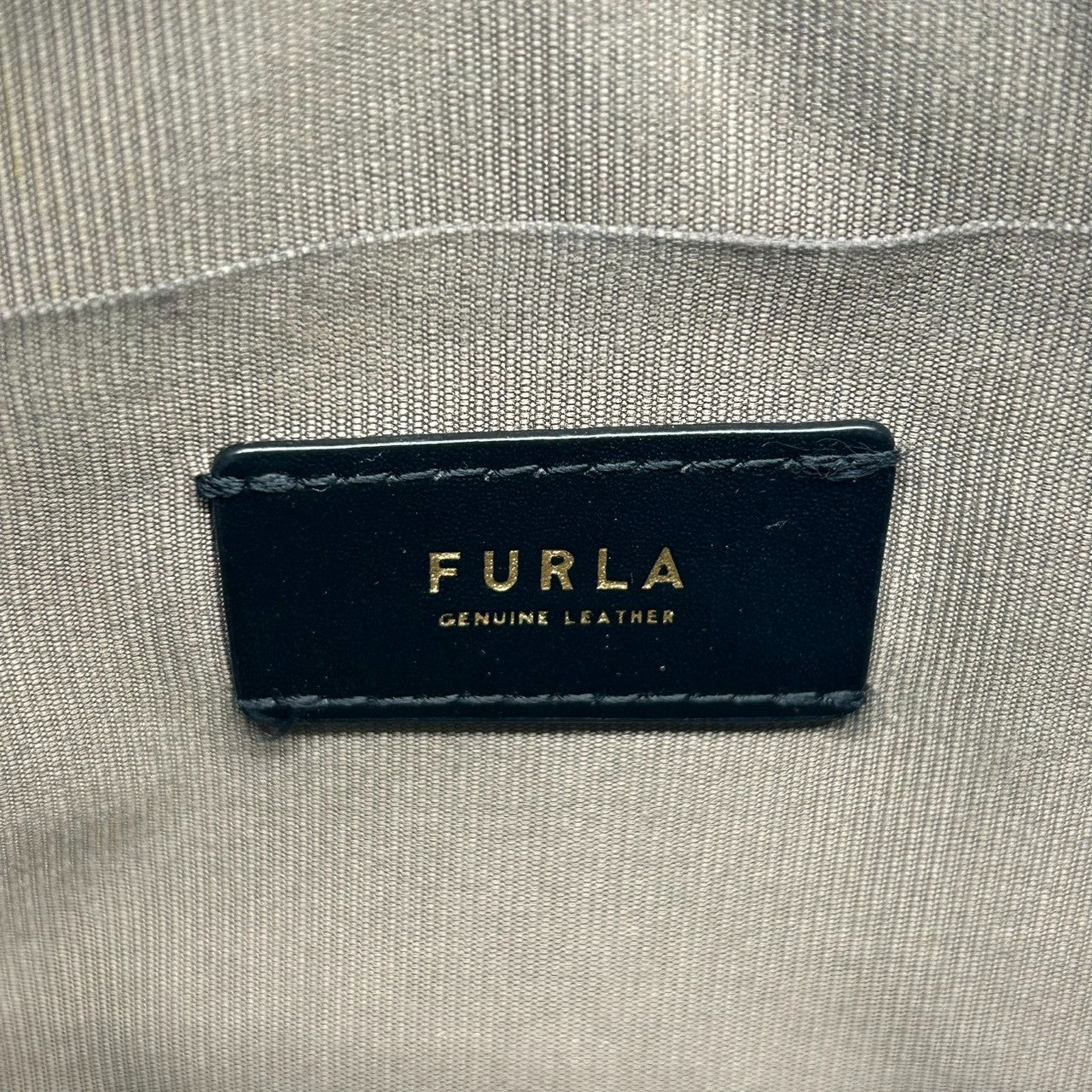 フルラ アヴリル ショルダーバッグ カメラバッグ レザー ブルー レディース FURLA AVRIL 斜め掛け可 クロスボディ ポシェット ミニバッグ コンパクト Fロゴ アーチロゴ ドーム型 人気モデル くすみブルー s30