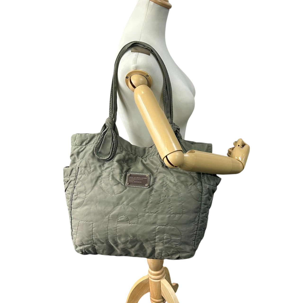 【美品】マークバイマークジェイコブス ナイロン キルティング トートバッグ ロゴ A4可 大容量 マザーズバッグ カーキ レディース MARC BY MARC JACOBS STANDARD SUPPLY 肩掛け ワンショルダー 軽量 s30