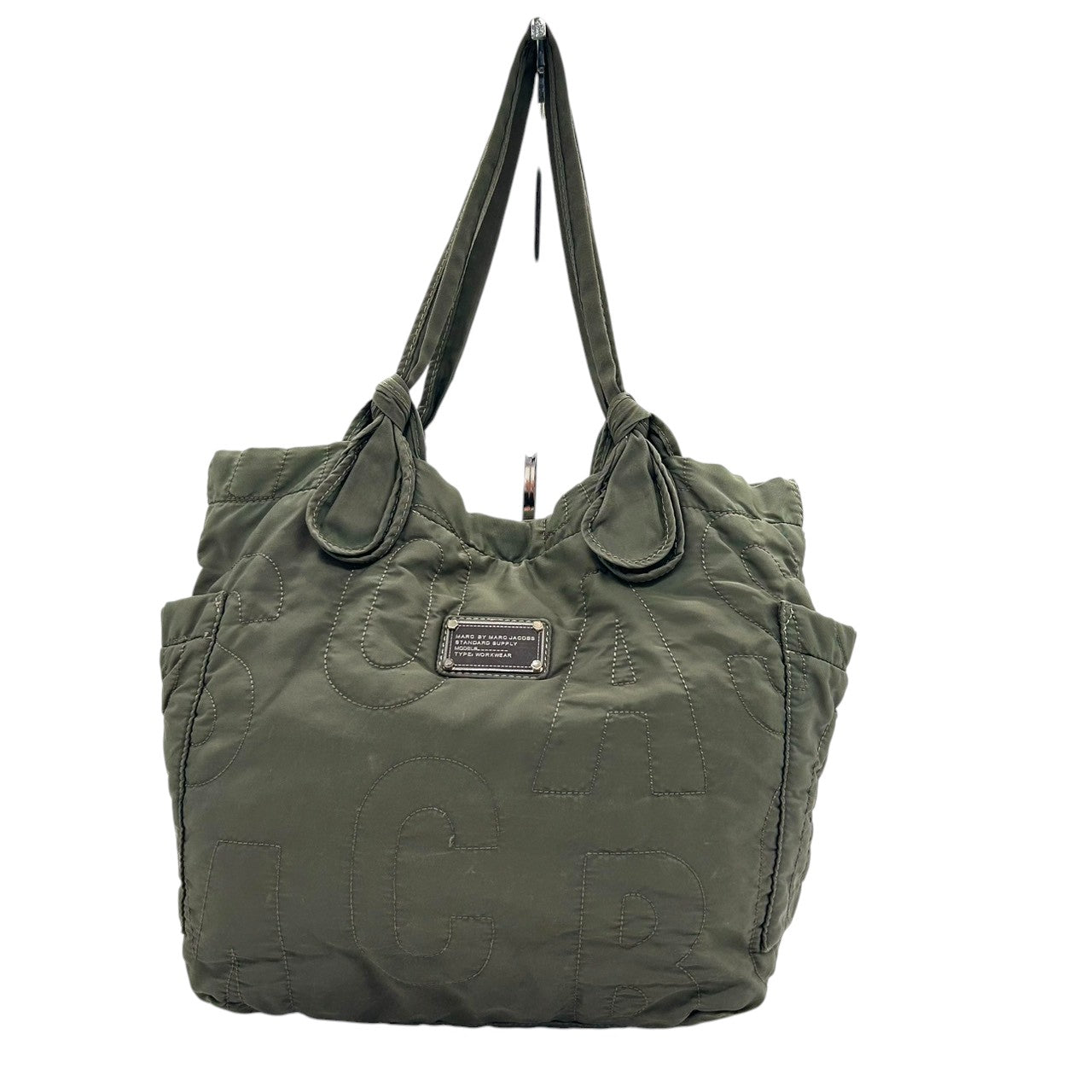 【美品】マークバイマークジェイコブス ナイロン キルティング トートバッグ ロゴ A4可 大容量 マザーズバッグ カーキ レディース MARC BY MARC JACOBS STANDARD SUPPLY 肩掛け ワンショルダー 軽量 s30