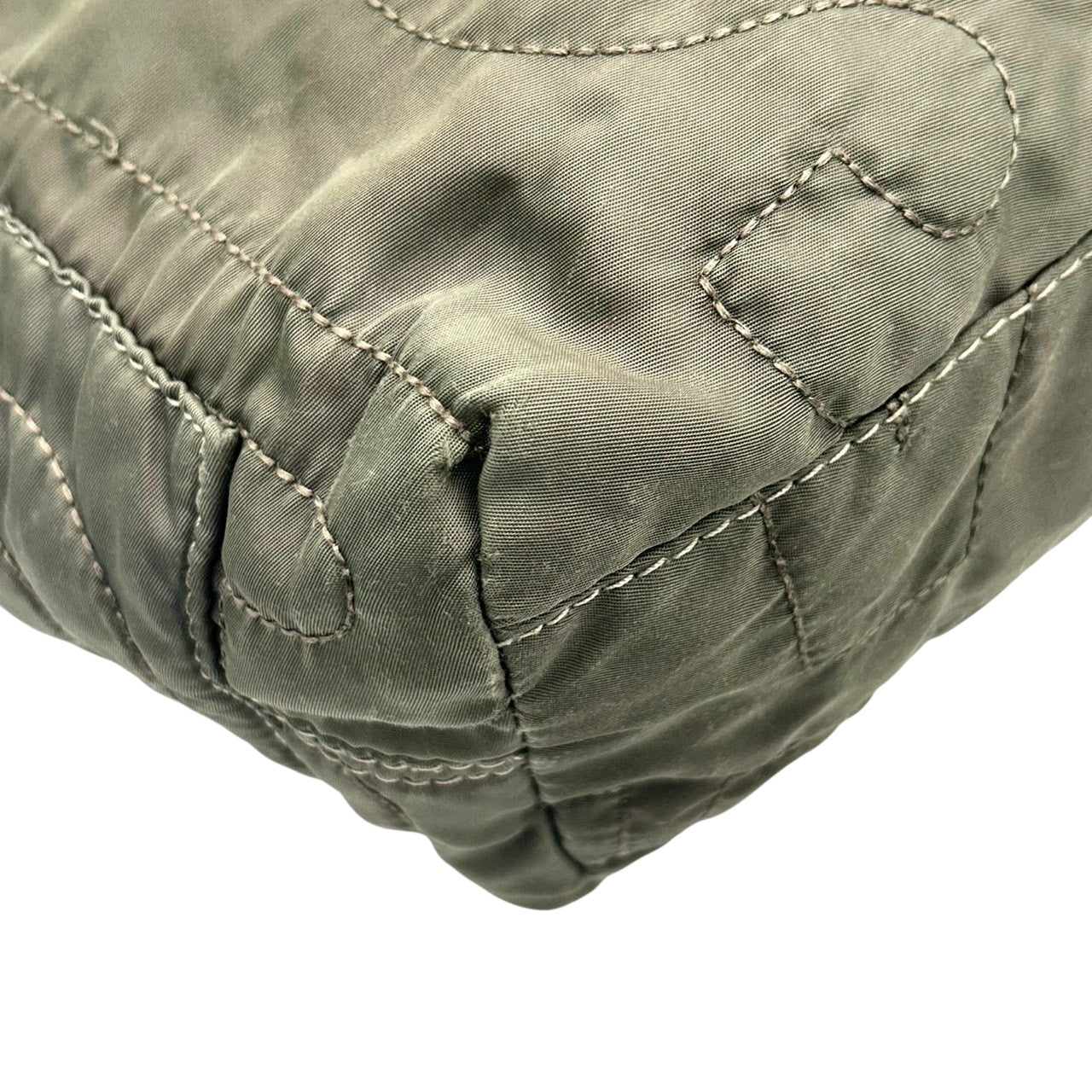 【美品】マークバイマークジェイコブス ナイロン キルティング トートバッグ ロゴ A4可 大容量 マザーズバッグ カーキ レディース MARC BY MARC JACOBS STANDARD SUPPLY 肩掛け ワンショルダー 軽量 s30