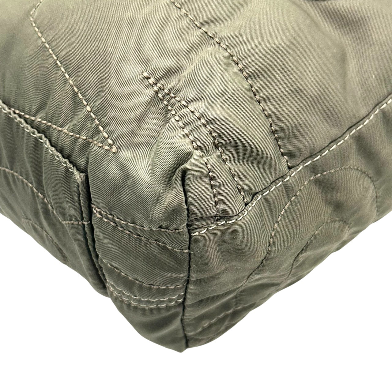 【美品】マークバイマークジェイコブス ナイロン キルティング トートバッグ ロゴ A4可 大容量 マザーズバッグ カーキ レディース MARC BY MARC JACOBS STANDARD SUPPLY 肩掛け ワンショルダー 軽量 s30