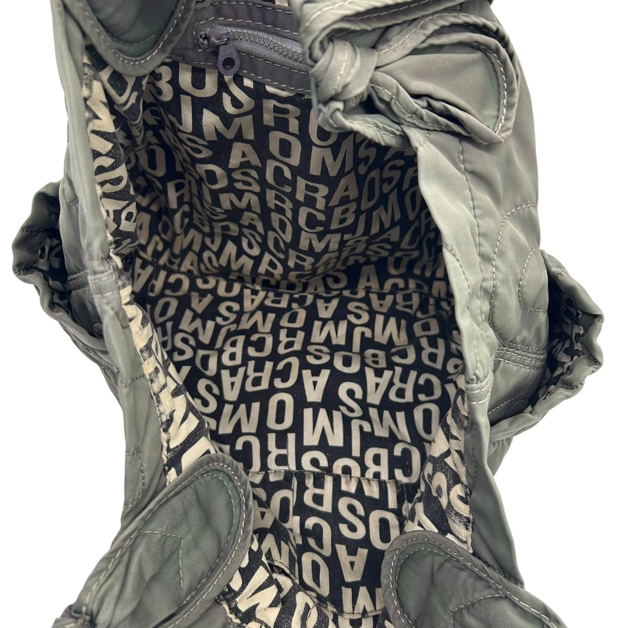 【美品】マークバイマークジェイコブス ナイロン キルティング トートバッグ ロゴ A4可 大容量 マザーズバッグ カーキ レディース MARC BY MARC JACOBS STANDARD SUPPLY 肩掛け ワンショルダー 軽量 s30