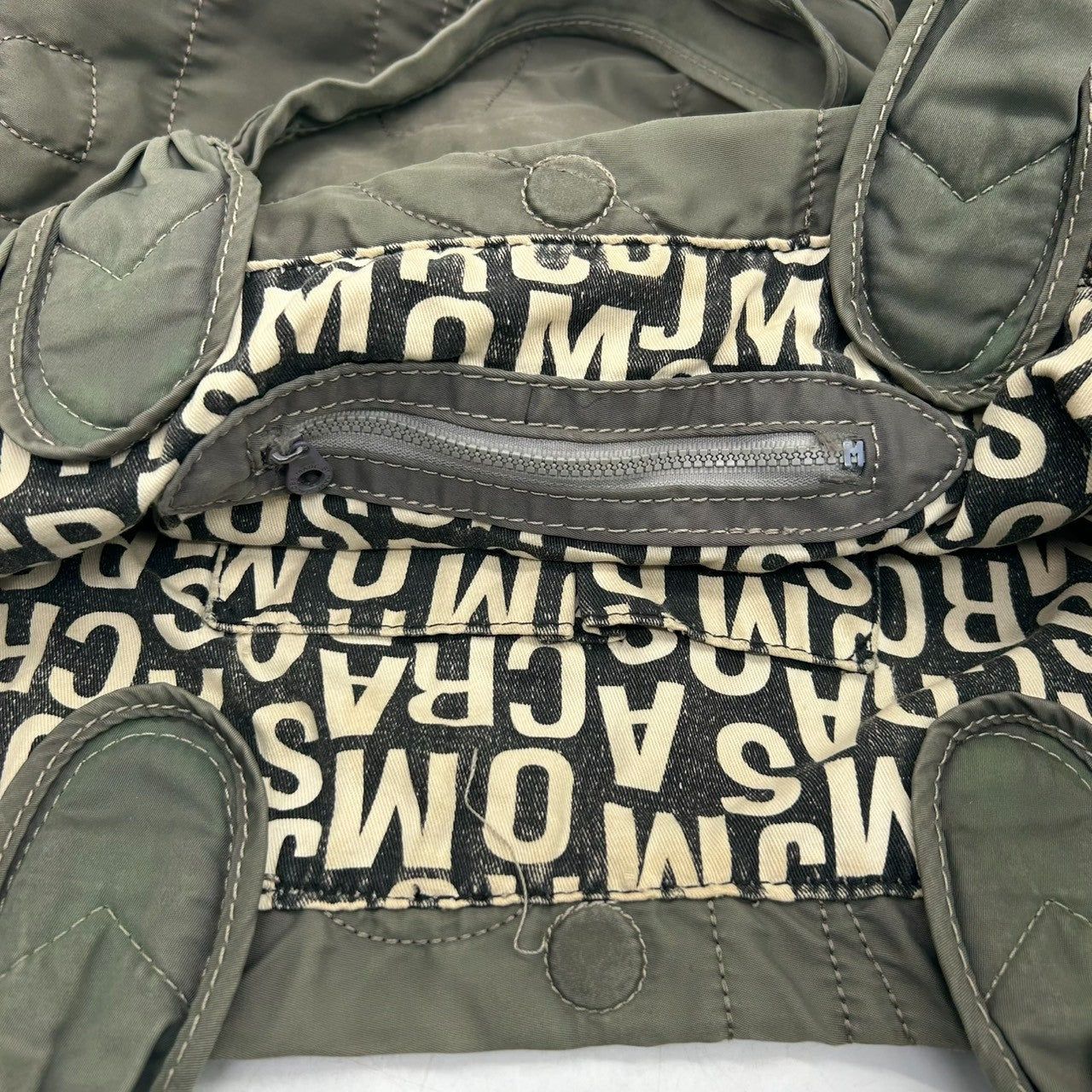 【美品】マークバイマークジェイコブス ナイロン キルティング トートバッグ ロゴ A4可 大容量 マザーズバッグ カーキ レディース MARC BY MARC JACOBS STANDARD SUPPLY 肩掛け ワンショルダー 軽量 s30
