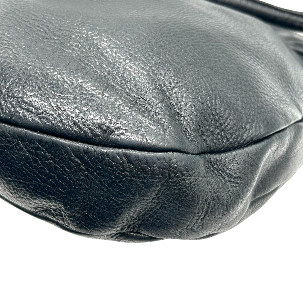 マークバイマークジェイコブス 2WAY ハンドバッグ ショルダーバッグ レザー 本革 ブラック レディース STANDARD SUPPLY 斜め掛け可 肩掛け可 A4収納可 大容量 ギャザーデザイン ホーボーバッグ エレガント 人気モデル s30