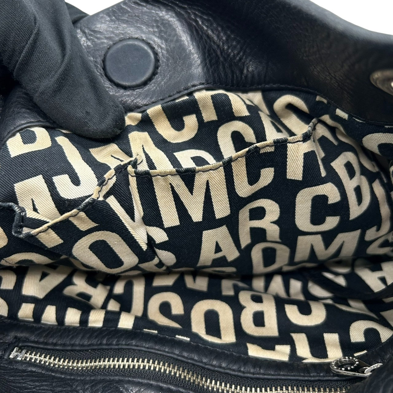 マークバイマークジェイコブス 2WAY ハンドバッグ ショルダーバッグ レザー 本革 ブラック レディース STANDARD SUPPLY 斜め掛け可 肩掛け可 A4収納可 大容量 ギャザーデザイン ホーボーバッグ エレガント 人気モデル s30