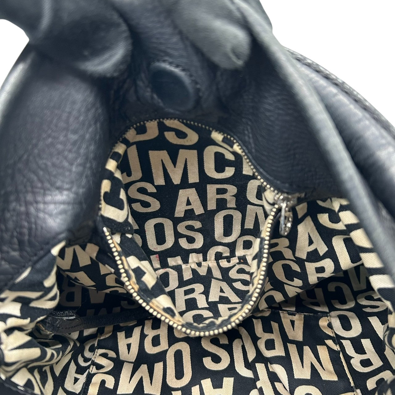 マークバイマークジェイコブス 2WAY ハンドバッグ ショルダーバッグ レザー 本革 ブラック レディース STANDARD SUPPLY 斜め掛け可 肩掛け可 A4収納可 大容量 ギャザーデザイン ホーボーバッグ エレガント 人気モデル s30