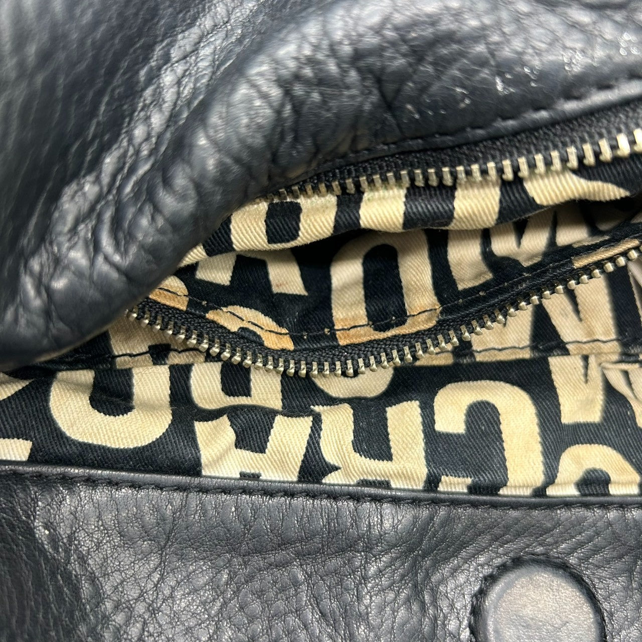 マークバイマークジェイコブス 2WAY ハンドバッグ ショルダーバッグ レザー 本革 ブラック レディース STANDARD SUPPLY 斜め掛け可 肩掛け可 A4収納可 大容量 ギャザーデザイン ホーボーバッグ エレガント 人気モデル s30