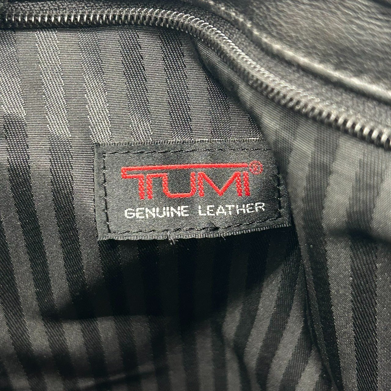 トゥミ TUMI ビジネスバッグ ブリーフケース ハンドバッグ 907D3 高級 レザー 本革 ナッパレザー A4 PC収納可 ラップトップケース ブラック 黒 メンズ 紳士 通勤 ビジネス スタイリッシュ スリム 薄型 フォーマル エレガント 高耐久 X3